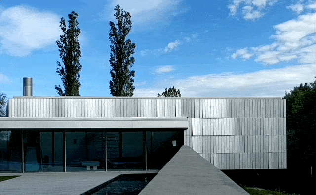 Einfamilienhaus mit taktiler, beweglicher Fassade, die sich im Wind sanft verändert.